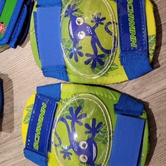 𝅺schwinn Boy's Pad Set with Knee Elbow and Gloves - Picture 2 of 5